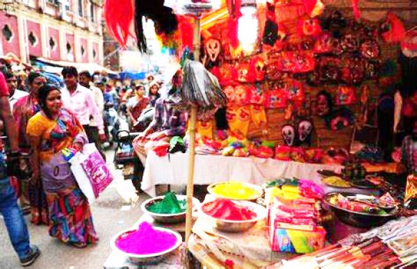 होली में दुकान लगाने वाले कारोबारी शिफ्ट