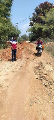 नाली बनाने मिट्टी खुदाई कर छोड़ा सडक़ पर, आना-जाना दूभर