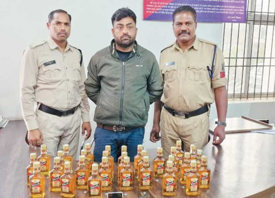 अंग्रेजी शराब संग  आरोपी गिरफ्तार