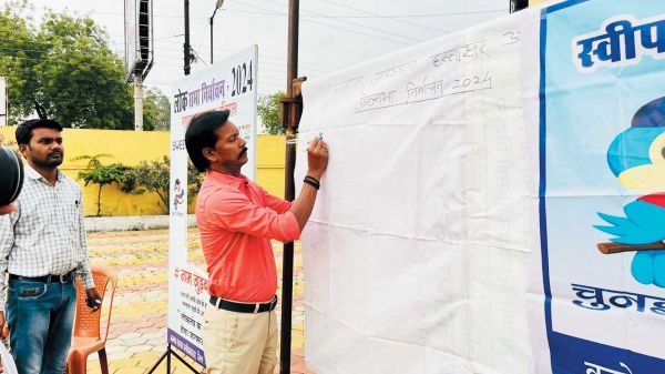 कैंडल लाइटिंग व हस्ताक्षर अभियान से मतदाता जागरूकता का संदेश