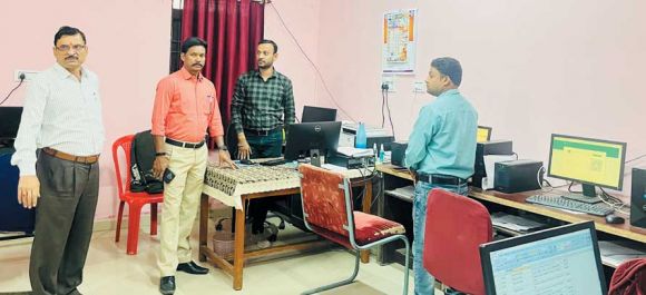 कलेक्टर ने विभिन्न अनुवीक्षण कक्षों का किया निरीक्षण
