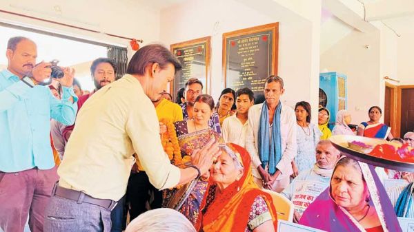 कलेक्टर ने वृद्धाश्रम के बुजुर्गों का तिलक लगाकर किया अभिनंदन