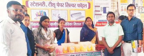  स्व-सहायता समूह की महिलाओं ने लगाया हर्बल गुलाल का स्टॉल