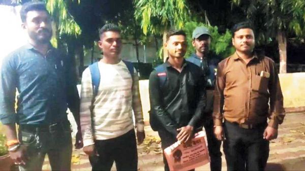 नौकरी के नाम पर युवाओं से ठगी, शिक्षक पर एफआईआर