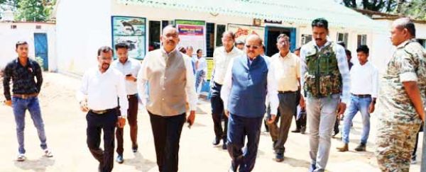 कमिश्नर ने किया बीजापुर के मतदान केंद्र और ईवीएम स्ट्रांग रूम का निरीक्षण