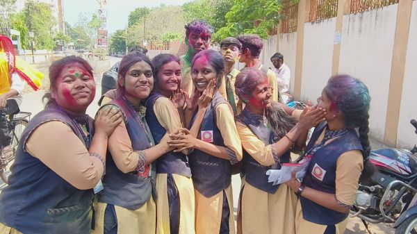 होली से पहले स्कूल-कॉलेज में बरसे रंग