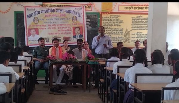 माध्यमिक शाला में प्रशिक्षकों का सम्मान