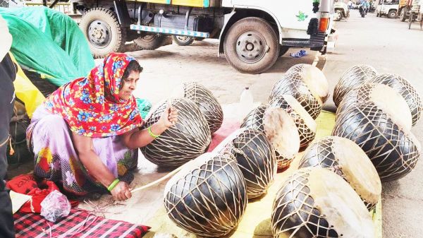 होली से पहले स्कूल-कॉलेज में बरसे रंग