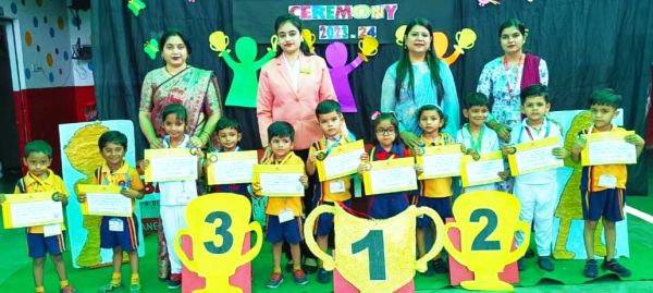 प्ले स्कूल में पुरस्कार वितरण समारोह