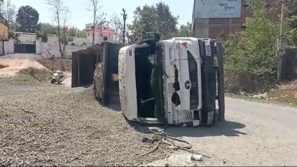 क्लिंकर लोड ट्रेलर पलटा, चालक-परिचालक गंभीर