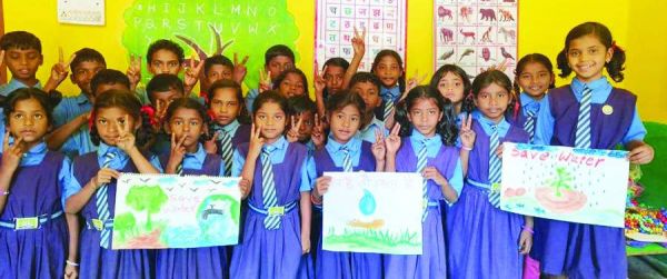 बच्चों ने पोस्टर बना दिया  जल संरक्षण का संदेश