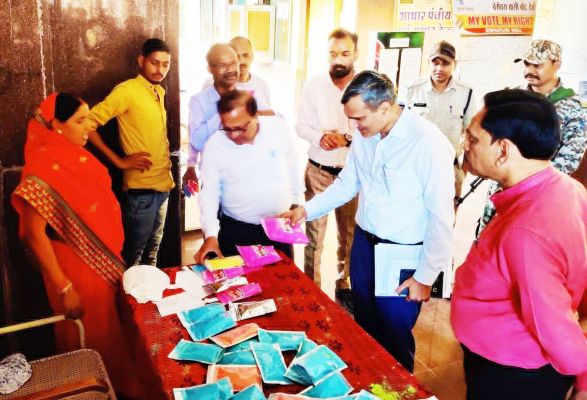 कलेक्टोरेट में लगा हर्बल गुलाल का स्टॉल