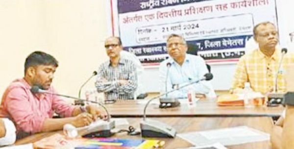 डीएचओ ने राष्ट्रीय कार्यक्रमों की समीक्षा की  