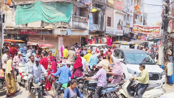 कल जलेगी होली, 25 को रंगोत्सव, बाजार में बढ़ी हलचल