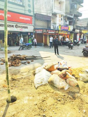 डामरीकृत सडक़ खराब न हो इसलिए होलिका बने स्थानों पर मिट्टी डाली