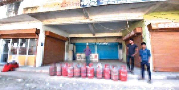 गैस एजेंसी में मोदी की गारंटी फेल, उपभोक्ताओं के साथ घालमेल