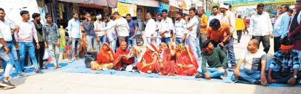 भाजपा नेताओं पर साहू समाज का अपमान करने का आरोप, पंडरिया थाना घेरा, चक्काजाम भी