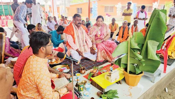 सत्यनारायण कथा के साथ विधायक टेकाम ने किया गृहप्रवेश