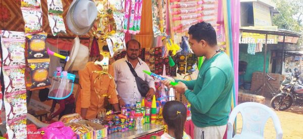 पिचकरियों और रंग-गुलालों की सजी दुकानें