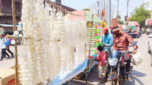 युवतियों ने सहपाठियों संग खेली होली, बाजार में बढ़ी ग्राहकी
