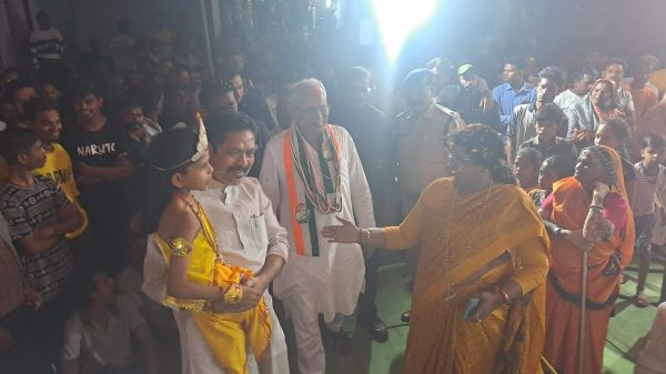पटरीपार चिखली में पूर्व सीएम का स्वागत