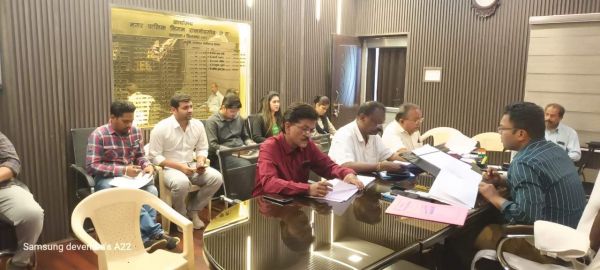 पोलिंग बूथों में करें आवश्यक व्यवस्था  आयुक्त ने ली अधिकारियों की बैठक