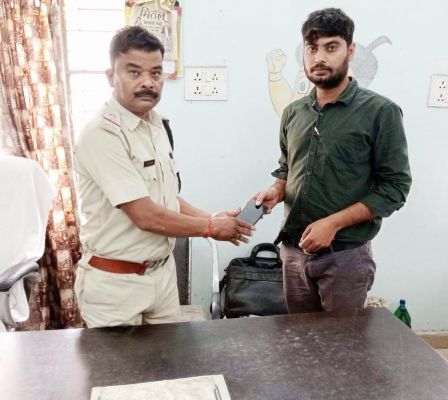 पुलिस ने गुम 5 मोबाइल मालिक को लौटाए