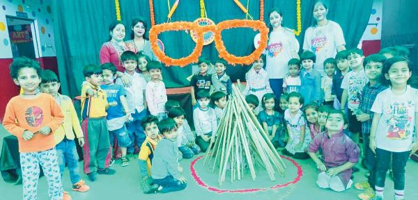 प्ले स्कूल में बच्चों ने खेली होली