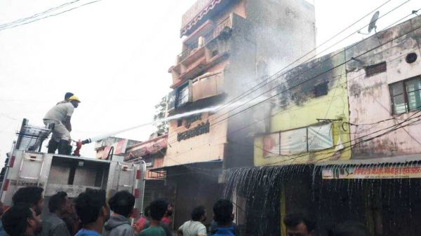 दो दुकानों में लगी आग, सिलेंडर भी ब्लास्ट, लाखों का सामान खाक