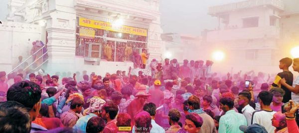 मथुरा के जैसे मनाते हैं राजीव लोचन मंदिर परिसर में होली