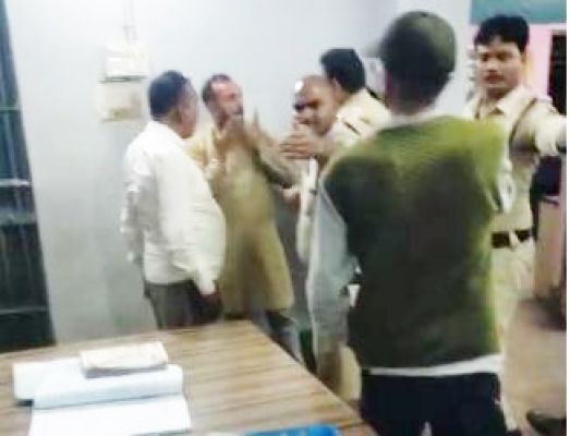 देखें VIDEO : कांग्रेस जिलाध्यक्ष के नशे में  धुत बेटे का थाने में हंगामा