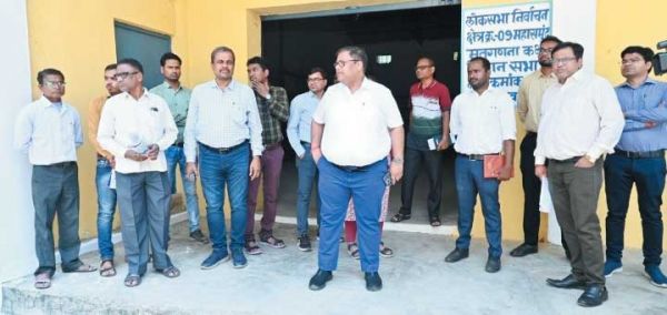 स्ट्रांग रूम में आवश्यक व्यवस्था व तैयारियों का जायजा