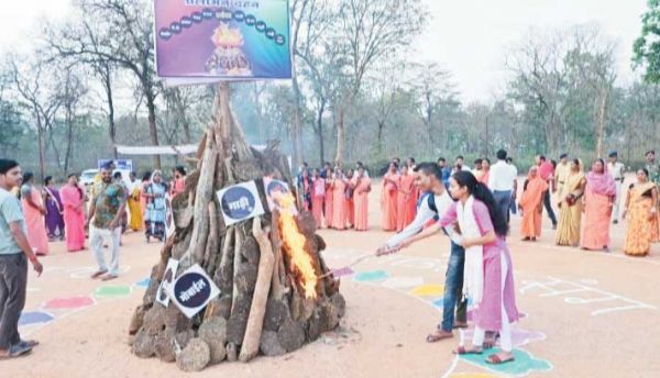 प्रलोभन रूपी होलिका दहन, लालचमुक्त होकर मतदान करने का संदेश
