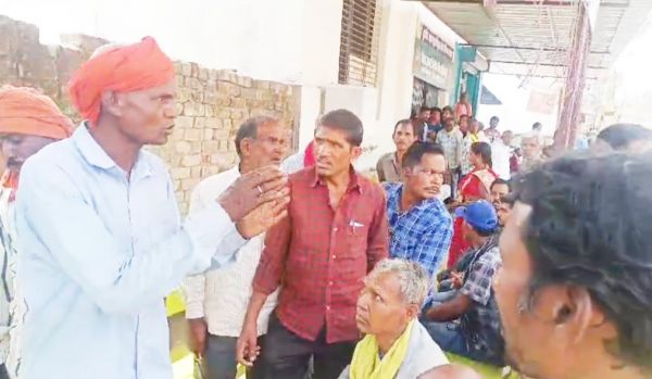 पासबुक व अंगूठा लगा विड्रॉल फॉर्म  सडक़ पर फेंका, किसानों में रोष