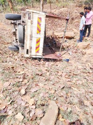 सगाई में जा रही पिकअप पलटी, 11 जख्मी