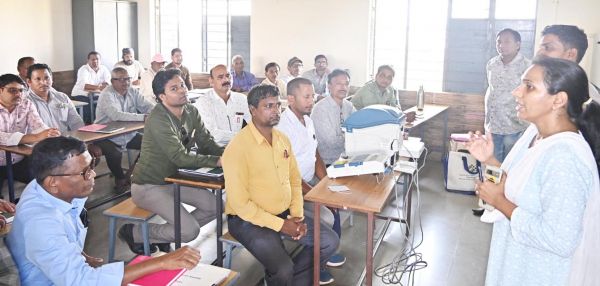 प्रशिक्षणार्थी ईवीएम-वीवीपैट मशीन की गतिविधियों को स्वयं संचालित कर देखें