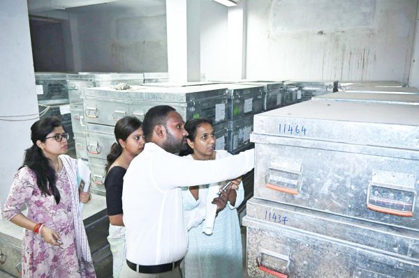 राजनीतिक दलों के प्रतिनिधियों की उपस्थिति में खोला स्ट्रांग रूम