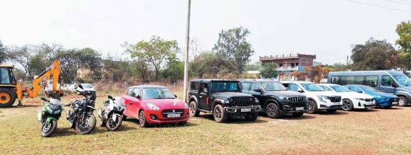 फरार आरोपी ने युवक को पिस्तौल दिखा धमकाया