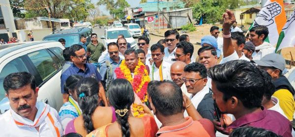 नामांकन दाखिल करते ही कांग्रेस प्रत्याशी कवासी लखमा पहुंचे भोपालपटनम