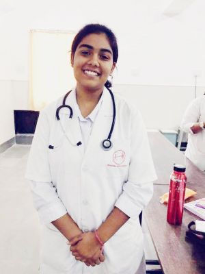 हर्षा काबरा  बनी  डॉक्टर