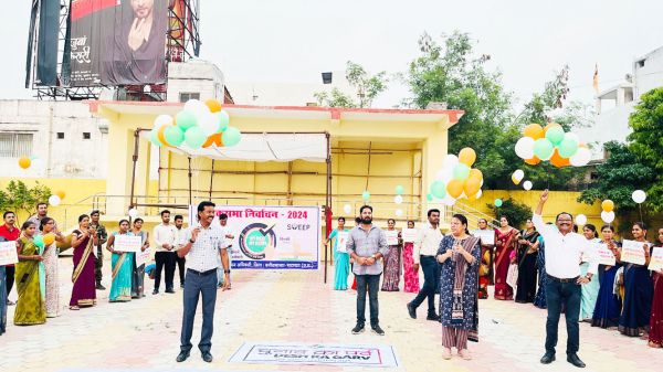 आसमान में गुब्बारे छोडक़र शत-प्रतिशत मतदान का संदेश