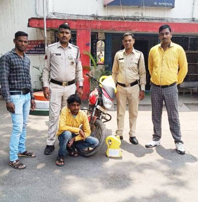 बाइक से शराब तस्करी करते पकड़ाया