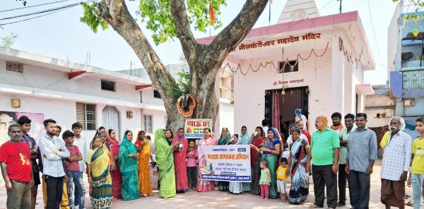 प्यास बुझाते प्याऊ मटके दे रहे मतदान का संदेश