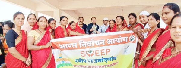 महिलाओं ने क्रिकेट खेलकर जिले में शत- प्रतिशत मतदान के लिए किया आह्वान
