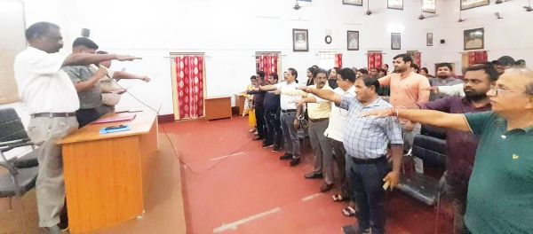 शत-प्रतिशत मतदान के लिए कर्मियों ने ली शपथ