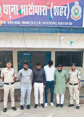 घर के बाहर खड़ी कार में आग लगाने वाले 4 गिरफ्तार