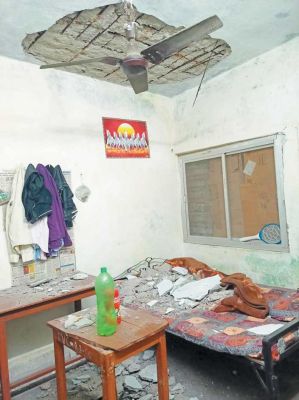 केन्द्रीय विद्यालय स्टाफ क्वार्टर की छत का प्लास्टर गिरा, शिक्षक की पत्नी घायल