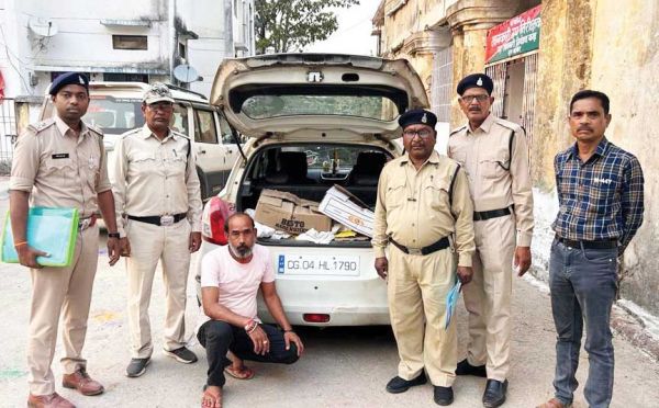 वाहनों की जांच के दौरान अंग्रेजी शराब जब्त, चालक बंदी