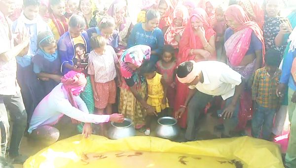 केकड़ा, मछली और मुर्गा पकडऩे ग्रामीणों के बीच स्पर्धा 