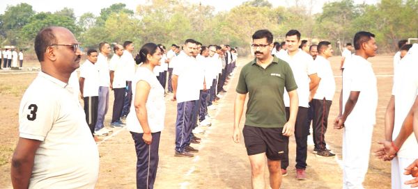 एसपी ने जवानों के फिटनेस का निरीक्षण कर फीट जवानों को किया पुरस्कृत